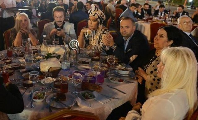 İftara iki dakika geç gittim. Ezan okununca oturdum.