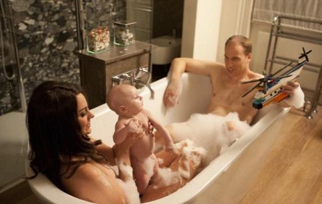 Kraliçe Elizabeth'in de bir benzerinin kullanıldığı çalışmada en çok beğenilen kareler Kate ile William'ın bebekleriyle birlikte küvette vakit geçirdiği fotoğraflar oldu.