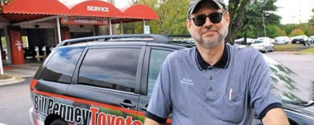 2008'de üç bilim insanının Nobel Ödülü kazanmasına sebep olan 'Yeşil Floresan Protein' i keşfeden adam saati 10 dolara şoförlük yapıyor.