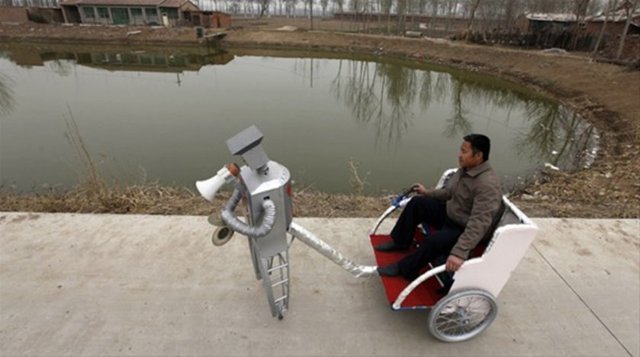 Komşuları, Yulu'yu başlangıçta son derece garip bulduklarını, ancak sonraları icatlarının işe yaradığını gördüklerinde takdir etmeye başladıklarını belirtiyor.