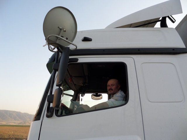 En tuhaf ve muhteşem icatlar  Uluslararası yük taşımacılığı yapan tır sürücüsü, aracına taktırdığı çanak anten sayesinde dünya gündemini takip ediyor.