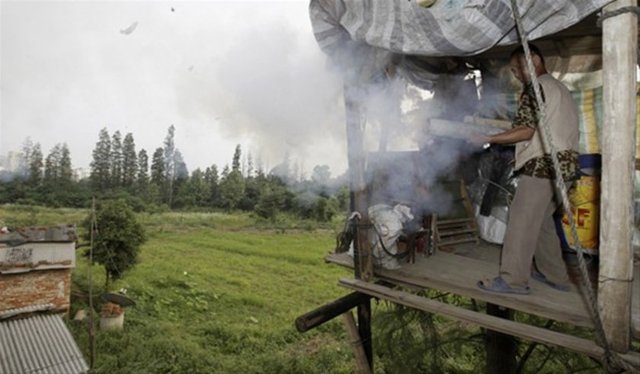 Evinin yıkımı için gelen ekiplerin üzerine, ev yapımı topuyla yaklaşık 300 dolar değerinde havai fişekle ateş eden çiftçi, evini korumayı başardı.