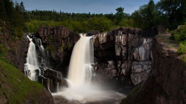Minnesota'da kayalardan oluşan büyük bir boşluğa akan bir akarsu bulunuyor. Ping Pong topları ve boya ile bu suyun nereye gittiğini bulmaya çalışan bilim adamları henüz başarılı olamadı.