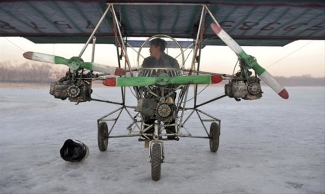 Çinli bir mühendis, sadece hurda motosiklet parçalarını bir araya getirerek uçabilen bir uçak yapmayı başardı.