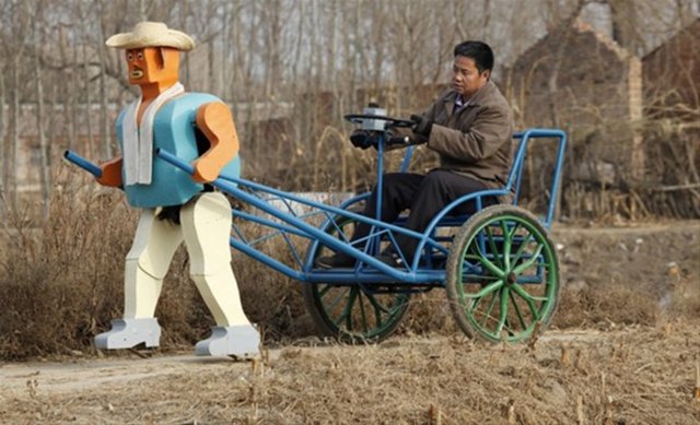 Başkent Pekin yakınlarındaki bir köyde yaşayan Wu Yulu adlı çiftçi, hurda demir ve kablolardan ürettiği robotuna, şoför bölümüne yerleştirdiği bir direksiyonla yön veriyor. - Çek-çek robotunun bugüne kadar yaptığı en büyük robot olduğunu belirten Yulu, bu hobisinin 1986 yılından beri sürdüğünü ve evinde pek çok kullanışlı robotu bulunduğunu söylüyor.