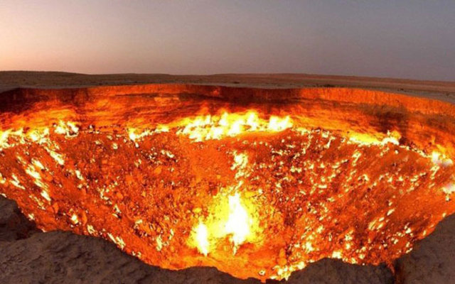 1971'de bilim insanları doğal gaz üreten bir göçüğü sadece birkaç gün yanacağını düşünerek ateşe verdi. Günümüzde bu göçük 'Cehennemin Kapısı' olarak adlandırılıyor ve hala yanmaya devam ediyor.