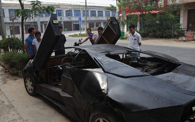 Araca yeni bir görünüm kazandıran genç adam Volkswagen'in önündeki motoru da arkaya yerleştirmeyi başardı.
