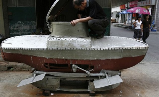 Çin'in Hubei vilayetinde yaşayan emekli Li Yuming (68), ilkokul mezunu olmasına rağmen 7 denizaltı yapmayı başardı.