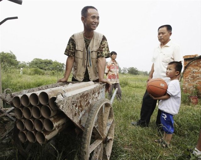 Çin'in merkezindeki Hubei'de yaşayan 56 yaşındaki çiftçi Yang Youde, devlet onu topraklarından tahliye ettirmek isteyince görülmedik bir yönteme başvurdu.