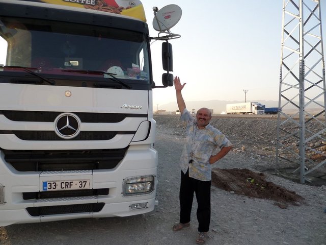 Sürücü Keleş, günün büyük bir bölümünü yollarda geçirdiğini belirterek, verdiği dinlenme aralarında televizyon izlemek için aracına çanak anten monte ettirdiğini kaydetti.