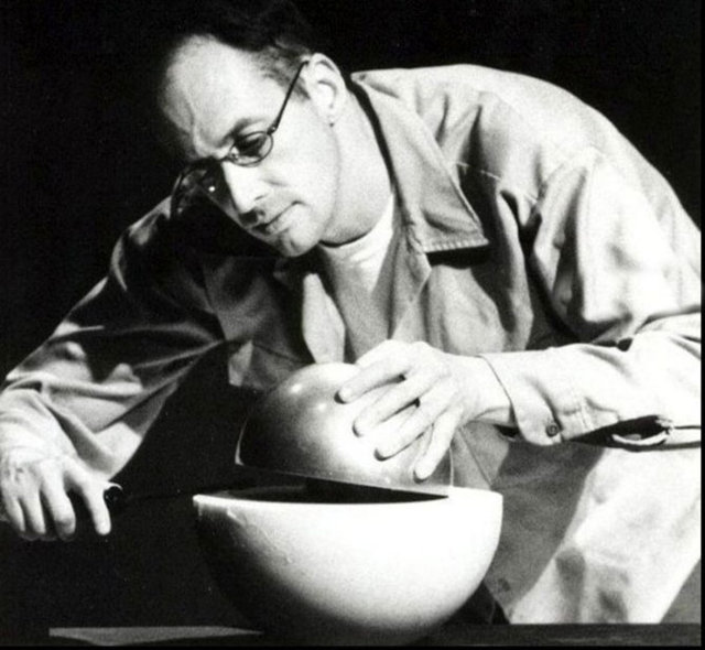 21 Mayıs 1946'da Louis Slotin isimli bir Amerikalı bilim insanı bir tornavida kazara kayıp fizyon reaksiyon başlattığı sırada kritik bir kütle bulma amacıyla araştırmalar yapıyordu.