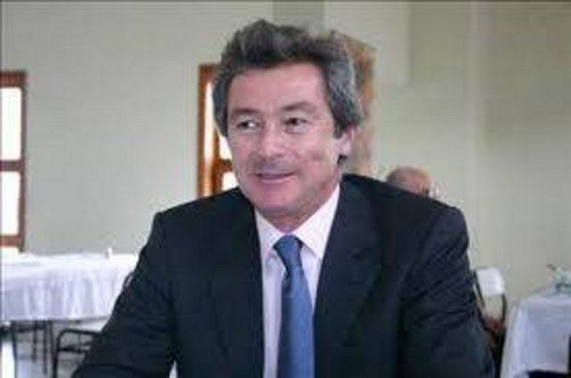 Ömer Dinçkök: -  - Akkök Holding, Aksu, Akmerkez ve Akmerkez Rezidans'ın sahibi olan Dinçkök Ailesi'nin üyesi Ömer Dinçkök'ün, Tarabya'da köşkü bulunuyor. Ömer Dinçkök ve eşi Ayşegül Dinçkök, yıllardır oturdukları dört dairenin birleşimden oluşan Ulus Boğaziçi Sitesi'ndeki meşhur evlerinden üç yıl önce taşınarak buraya yerleşmişti.