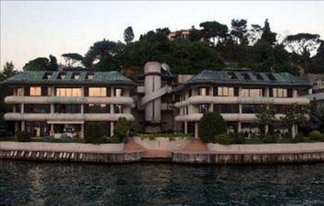 Kişisel servetinin yüzde 80'ini gayrimenkul yatırımlarının oluşturduğunu söyleyen Sabancı'nın, İstanbul'da 60 dairesi ve deniz manzaralı 10 villası bulunuyor. Ayrıca Boğaz'da beş yalısı var. Yalçın Sabancı'nın Kırklareli Celaliye'de işadamı Asım Kocabıyık'tan 20 yıl önce satın aldığı deniz kenarındaki evi, Adana'da blok apartmanları, portakal bahçeleri ve arazileri, Toroslar'da bir dağ evi bulunuyor. -