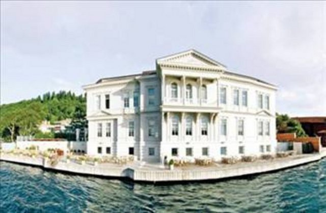 Kuzguncuk'taki Madam Ağavni Muratyan Yalısı'nın sahibi olan Kibar, burayı Galatasaray Spor Kulübü yöneticilerden Yiğit Şardan'a kiraya vermişti. Ali Kibar, yeni satın aldığı Rumelihisarı'ndaki Ferhan Baras Yalısı'nın da sahibi. Kibar, kısa bir süre önce bu yalıyı Dünya Göz Hastaneleri'nin patronu Eray Kapıcıoğlu'ndan 9 milyon Euro'ya satın almıştı. -