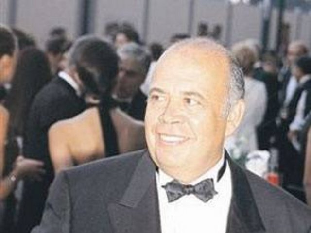 Halis Komili -  - Türkiye'nin en köklü sanayi şirketlerinden Komili'nin sahibi olan Komili Ailesi, Kandilli Göksu Caddesi üzerindeki tarihi Kıbrıslı Yalısı'nın sahibi. Tarihi yalı Halis Komili'nin eşi Alev Komili'ye ait.