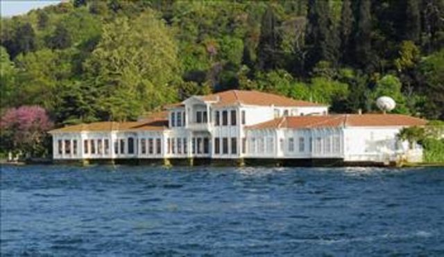 18'nci yüzyılda inşa edilen yalı, 64 metrelik cephesiyle boğaza en geniş cephesi olan yalı ünvanına sahip. Tarihi yalı, sofalarından başka, alt katta 15, üst katla 6 olmak üzere toplam 21 odalı. Şu an birkaç hissedara ait olan yalının üçte birinde Alev-Halis Komili çifti, kalan diğer üçte birlik bölümlerde ise Ömer Üründül ve Dirvana Aileleri oturuyor. Cem Boyner'le komşu olan Komili'in Cunda adasında yazlığı bulunuyor. -