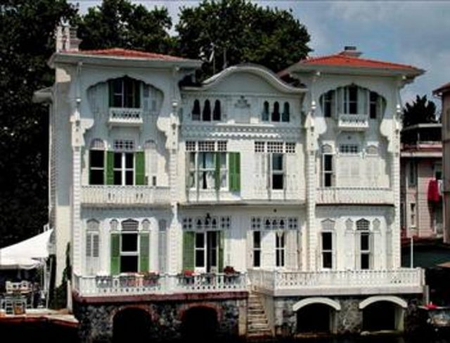 Aslanoba, şimdi bu yalıda yaşıyor.