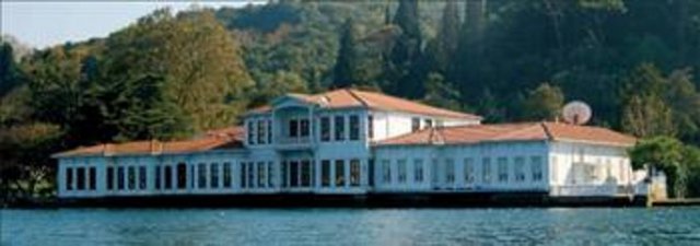 Bülent Eczacıbaşı: -  - Bülent-Oya Eczacıbaşı çifti, 1989'dan bu yana Yeniköy sahil yolunda Hollandalılar Yalısı adıyla bilinen beyaz köşkte oturuyor. Eczacıbaşı çifti zaman zaman Tarabya'daki villalarında da ikamet ediyor. Eczacıbaşı çiftinin Bodrum'da yazlıkları da var. -