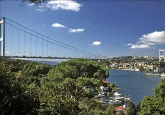 Türkiye'nin en zengin işadamlarının büyük çoğunluğu Bebek, Vaniköy, Kandilli, Beylerbeyi, Yeniköy, Kuzguncuk ve Anadolu Hisarı'ndaki yalı ve köşklerde oturuyor. Aralarında son yıllarda yapılan ultra lüks villa ve rezidansları tercih edenler de var. Türkiye'nin önde gelen işadamlarının büyük çoğunluğu, zenginliğin sembolü olan yalı ve köşklerde oturuyor. İstanbul Boğazı'na nazır evlerde oturmayı tercih eden iş dünyasının isimlerinin bu konudaki ağırlıklı adresi Bebek, Tarabya, Kuruçeşme, Kanlıca, Yeniköy ve Çengelköy gibi semtler…