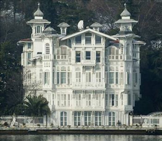 Suzan Sabancı Dinçer, Uzanlar'a ait Sarıyer'deki Afif Ahmet Paşa Yalısı'nı 13 Nisan 2009 yılında 58 milyon TL'ye almıştı. Eşi Haluk Dinçer ise 2004'te Erol Aksoy'un borçlarından dolayı TMSF'ye geçen, Tahsin Bey Yalısı'nı 22.2 milyon dolara satın almıştı. Yalının bugünkü değerinin 115 milyon dolar civarında olduğu belirtiliyor. Suzan Sabancı Dinçer ve Haluk Dinçer çifti, en son Sarıyer'deki Afif Paşa Yalısı'nı kat kat kiraya vermeye karar vermişti. İstinye Mahallesi, Köybaşı Caddesi'nde yer alan toplam 22 oda ve sofası olan tarihi yalı, bin 250 metrekare kullanım alanına sahip. Tarihi yalıda zemin kat, iki normal kat, çatı katı ve çatı arası bulunuyor.