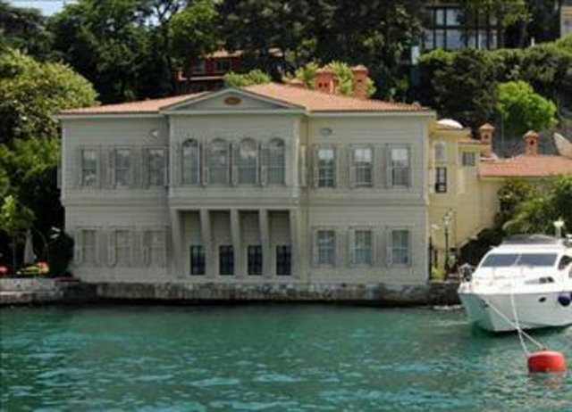 18'inci yüzyılın başlarında yaptırılan yalının toplam bin 921 metrekare arsası bulunuyor. Yalının değerinin 85 milyon dolar olduğu ifade ediliyor. -