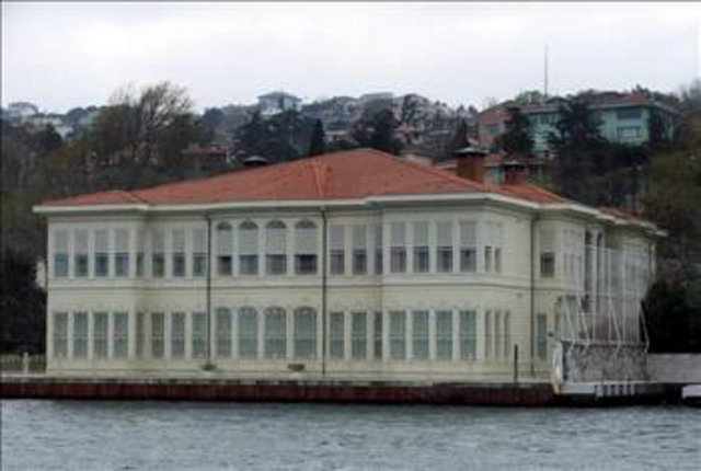 Beylerbeyi Yalıboyu Caddesi'nde 4 bin 106 metrekarelik arsa üzerine konuşlanmış yalı, iki büyük salon ve 26 odadan oluşuyor. Yalının bugünkü değeri 160 milyon dolar civarında. New York'ta da evi bulunan Sabancı, kısa bir süre önce Manhattan 64'üncü Cadde'de dört katlı bir binayı 2.9 milyon dolara almıştı.