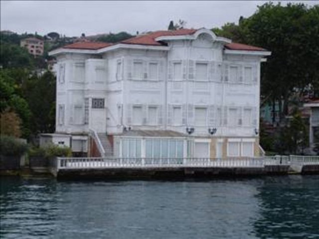 Kanlıca vapur iskelesi ile Sahafl ar Yalısı arasında yer alan bu yalı; 18'inci yüzyılda Rıfat Paşa'nın babası Hacı Ali Bey tarafından yaptırılmış. Yalıyı daha sonra Sultan 2'inci Abdülhamit'in kız kardeşi Cemile Sultan satın almış. Rıfat Paşa da Çubuklu'da deniz kenarındaki bir araziyi satın alarak buradaki körfezi doldurmuş, harem ve selamlıktan ibaret büyük bir yalı yaptırmış. Kadim Rıfat Paşa Yalısı, Cemile Sultan'ın mülkiyetinde iken 1871 yılında yanmış, yangından arta kalan selamlık bölümü 19'uncu yüzyılın başlarına kadar ayakta kalmış. Daha sonra bu araziyi Yağcı Hacı Şefi k Bey ile ortağı satın almış. Yalı arazisi daha sonra Ankara Büyükşehir eski belediye başkanlarından Vedat Dalokay'ın çocukları tarafından satın alınmış. Çelik ise yazlık sinema olarak kullanılan, yalı arazisini 1990'lı yılların başında satın almış. 4 bin 250 metrekare bahçe içerisinde; 680 metre alana sahip yalının yeniden inşası yedi yıl sürmüş.