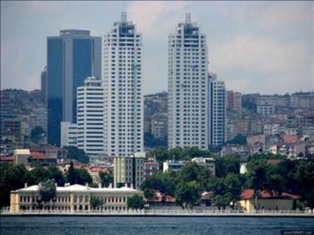 İki yıl önce en lüks rezidans projelerinden biri olan Fulya'daki Selenium Twins'ten bir daire alan Rahmi Koç, bazı zamanlar buradaki boğaz manzaralı evinde kalıyor. Selenium Twins'teki en pahalı daireyi satın alan Koç'un süper lüks daireye 4 milyon dolar ödediği söylenmişti. -