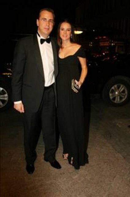 Özyeğin'in oğlu, Fiba'nın veliahtı Murat Özyeğin eşi Edvina Özyeğin'le Bebek'te yaşıyor. Murat Özyeğin'in Çengelköy'de de evi var. Murat-Edvina Özyeğin çifti bazı zamanlar New York'taki evlerinde de kalıyor. Hüsnü Özyeğin, oğlu Murat Özyeğin için yaklaşık üç yıl önce New York'tan 6 milyon 500 bin dolar ödeyerek 3 yatak odalı ev satın almıştı.