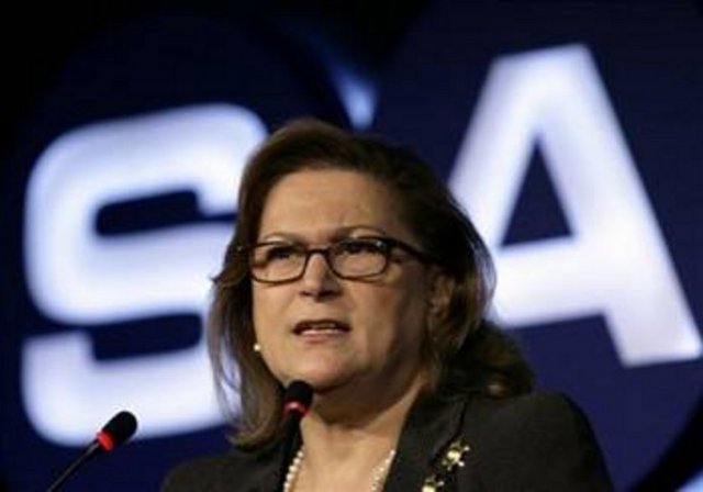 Güler Sabancı -  - Sabancı Holding'in patronu Güler Sabancı'nın Sarıyer'de, Büyükdere Caddesi üzerinde malikanesi bulunuyor. Emekliliğini geçirmek için 2005 yılında Cunda Adası Pateriça mevkiinde elektriği ve suyu olmayan iki köyden, yedi taş ev ve bir zeytinlik alan Sabancı, 2008'de ise Hakkıbey Yarımadası'nda Halis Komili ve Cem Boyner'in yazlıklarının karşısında 150 dönümlük bir arsa alarak ilçedeki gayrimenkullerinin sayısını artırmıştı.