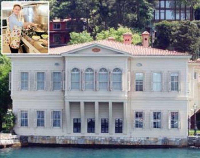 Sabancı, Hakkıbey Adası'nda yaz tatilini geçirmek amacıyla çiftlik evi yaptırmayı planlıyor. Çeşme-Ilıca'da Nars adlı ilk butik otelini açan Sabancı'nın Alaçatı'da da Nars Alaçatı adlı butik oteli bulunuyor. Sabancı'nın Alaçatı'da ayrıca 50 dönüm civarında arsası var. Güler Sabancı, Ilıca'da bir de at çiftliği kurmaya hazırlanıyor.