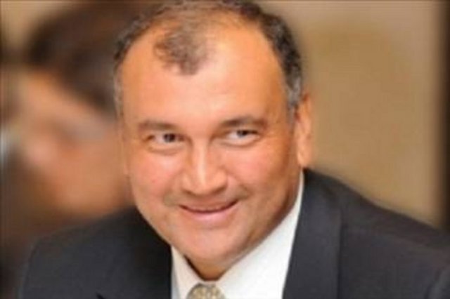 Murat Ülker: -  - Türkiye'nin en zengin işadamları arasında bulunan Ülker Holding'in patronu Murat Ülker, oturmak için Anadolu yakasını tercih eden işadamları arasında. Ülker'in Üsküdar Vaniköy'de yalısı, Çamlıca'da köşkü bulunuyor. Murat Ülker, iş yaşamının stresini ise İshaklı- Saklıköy'de bulunan çiftlik evinde atıyor.