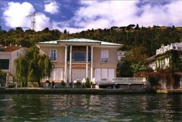 Kibar Ailesi'nin Bebek'teki Nuri Çapa Yalısı'nı ise baba Asım Kibar kullanıyor.