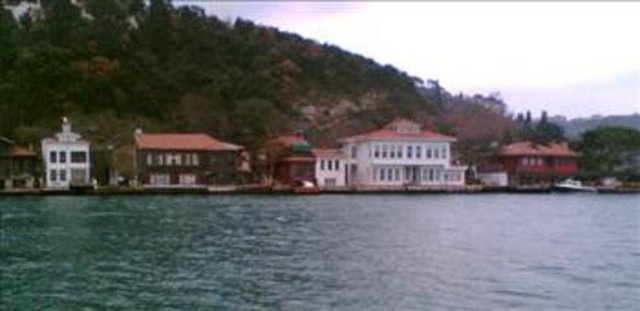 Rahmi Koç, Halis Komili gibi Cunda Adası'nda yazlık sahibi olan Boynerler, tatillerini buradaki 200 yıllık yazlık evlerinde dinlenerek geçiriyor. Boyner çiftinin 50 dönüm arazi içinde konumlanmış 700 metrekarelik üç katlı bir yazlık evi, zeytinlikler arasında yer alıyor. -