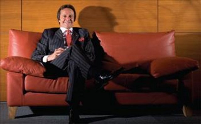 Ahmet Nazif Zorlu -  - Zorlu Holding'in patronu Ahmet Nazif Zorlu, Boğaz'da Hisar'ın üstünde restore ettirdiği eski bir köşkte yaşıyor. Zorlu, Yeşilköy'de yıllardır oturduğu villasını satıp buraya yaklaşık üç yıl önce yerleşmişti.