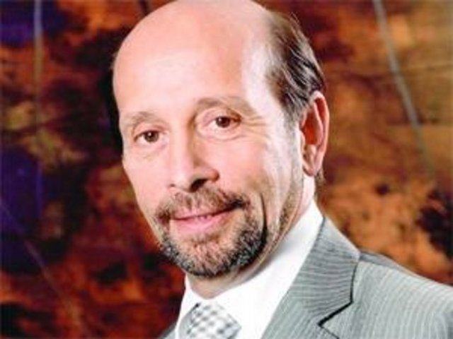 Abdi İbrahim İlaç'ın üçüncü kuşak patronu Nezih Barut Kanlıca'daki 120 yıllık Yedi Sekiz Hasan Paşa Yalısı'nın sahibi.