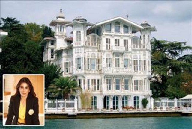 Sabancı, Vaniköy'de bulunan Andiçen Villaları sitesinin en tepesindeki adeta bir kaleyi andıran lüks villasını ise geçtiğimiz yıllarda Orta Anadolu Ticaret YönetimKurulu Başkanı Fatih Karamancı'ya 7 milyon TL'ye satmıştı. Kuzeni Güler Sabancı gibi Cunda Adası'na ilgi duyan Suzan Sabancı, yaklaşık 2.5 yıl önce buradaki tarihi Ay Işığı Manastırı'nı çevreleyen 171 dönüm araziyi 2 milyon Euro'ya satın almıştı. -