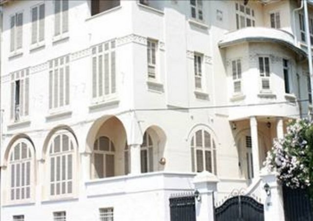 Rahmi Koç'un Sarıyer'deki Sadberk Hanım Müzesi'nin hemen yanında bir köşkü bulunuyor. 1895'te inşa edilen muhteşem boğaz manzaralı köşk, dört katlı ve 10 odalı. Tarihi köşk, geçen sezon izlenme rekorları kıran Aşk-ı Memnu dizisinin çekildiği villa olarak da biliniyor. -