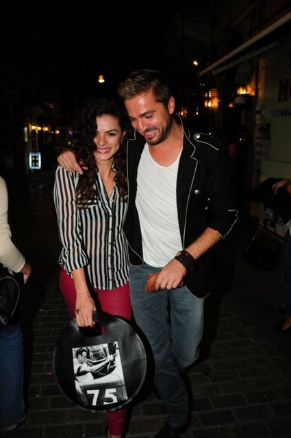 Ağustos ayında düzenlenen narkotik operasyonunda gözaltına - alınıp serbest bırakıldıktan sonra bir daha hiç yan yana - görülmeyen Engin Altan Düzyatan-Özge Özpirinçci çiftinin aşkı - bitti. Düzyatan, bir basın açıklamasıyla ayrıldıklarını duyurdu.