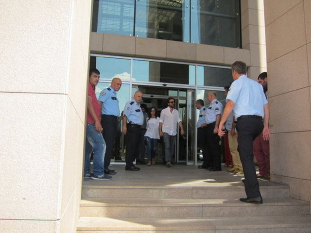 Evlilik planları yapan âşıklar, - en son ağustos ayında düzenlenen - narkotik operasyonunda gözaltına alındıktan - sonra gazetecilerin karşısına - el ele çıkmış, o günden sonra da bir - daha hiç birlikte görüntülenmemişti.