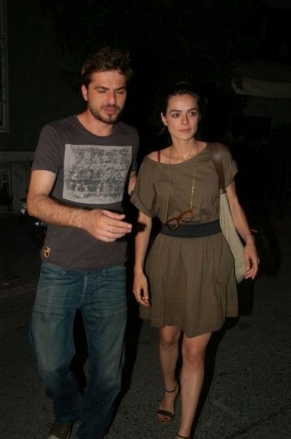 Düzyatan, "Nisan ayında evlilik kararı - alarak nişanlandığım sayın Özge Özpirinçci - ile karşılıklı saygı çerçevesinde ayrıldık. - İkimiz için de hayırlı olmasını diliyorum" - ifadesini kullandı.