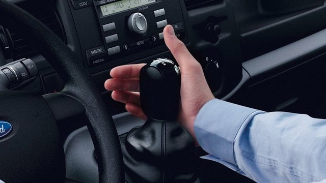 Ya­vaş ya­vaş hız­la­na­rak ve müm­kün ol­du­ğunca yu­mu­şak vi­tes ge­çiş­le­riy­le ya­kıt ta­sar­ru­fu sağ­la­ya­bi­lir­si­niz. Ma­nev­ra­lar ve ani fren­le­me­ler yap­mak gi­bi ag­re­sif sü­rüş tar­zı yu­mu­şak sü­rüş­ten yüz­de 20 da­ha faz­la ya­kıt tü­ke­tim­le so­nuç­la­na­bi­lir.