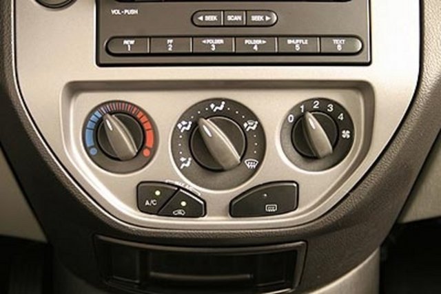 Klima, motor için ekstra bir yüktür. Klima kullanılmaması yüzde 3'e kadar yakıt tasarrufu sağlar. Özellikle kışın dışarıdaki hava sıcaklıkları izin verdiği ölçüde klimayı kapatmayı tercih edin.