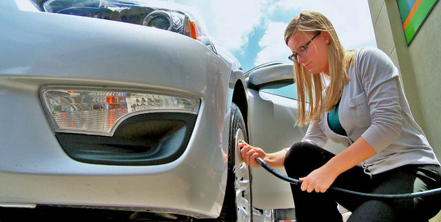 Yetersiz şişirilmiş lastikler, yuvarlanmak için daha fazla enerji gerektirir. Janta gevşek bir şekilde monte edilen lastikler zaman içinde hava basıncı kaybı gösterir. Doğru şişirme yüzde 5'e kadar yakıt tasarrufu sağlayabilir.
