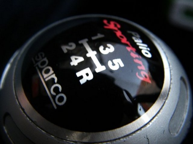 3) Mümkün olan en yüksek vitesi seçin: Otomobili belirli bir hızda mümkün olan en yüksek viteste kullanmak yakıt tasarrufunuzu arttırabilir. Düşük viteslerde, yüksek motor devriyle seyretmek yakıt tüketimini artırır.