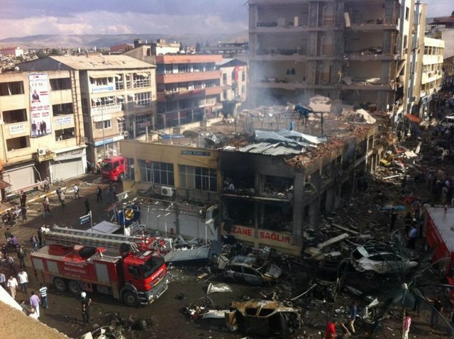 Hatay'ın Reyhanlı ilçesinde 53 kişinin hayatını kaybettiği saldırılara ilişkin iddianame tamamlandı. 2'si Suriye uyruklu 33 sanık hakkında hazırlanan iddianamede 19 sanık için 53'er kez ağırlaştırılmış müebbet hapis cezası istendi.