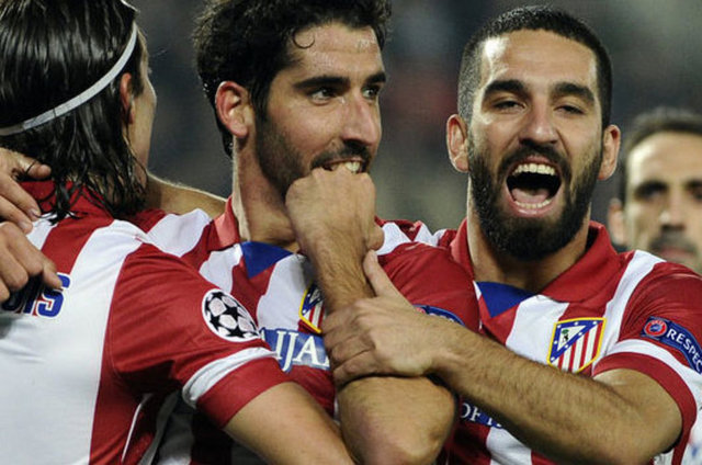 UEFA Şampiyonlar Ligi'nde deplasmanda Austria Viena'yı 3-0 yenen Atletico Madrid'de 100. maçına çıkan milli futbolcu Arda Turan, büyük övgü aldı. Galatasaray'dan 2011 yazında Atletico Madrid'e gelen milli futbolcu Arda Turan, İspanyol takımı ile 100. maçına çıktı. Atletico Madrid'in resmi internet sitesinde, ''Arda Turan 100'lük bir sihirbaz'' başlığı altında yayımlanan yazıda, ''Türk sihirbaz, daha uzun yıllar Atleticolulara zevk vermeye devam edecek'' denildi.