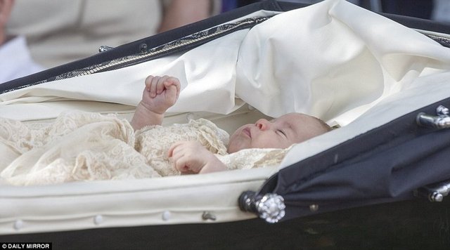 Düşesin kız kardeşi Pippa Middleton ise vaftiz annesi olarak seçilmedi.