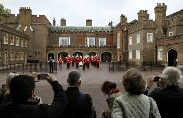Bu arada geleneksel olarak Buckingham Sarayı'nın müzik odasında yapılan vaftiz töreni için bu kez kraliyet ölçülerine göre mütevazı olarak görülen şapel tercih edildi.
