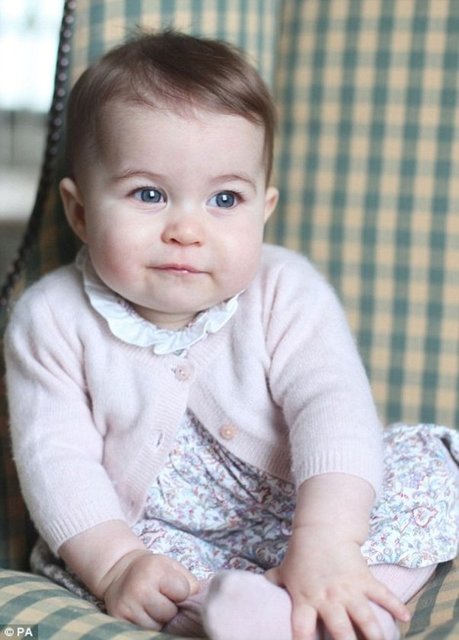 Cambridge Düşesi Kate tarafından Norfolk'taki kır evlerinde çekilen fotoğraflarda son derece sevimli görünen Charlotte, pembe hırkası ve beyaz yakalı çiçekli elbisesiyle oyuncak ayısıyla oynarkengörülüyor.
